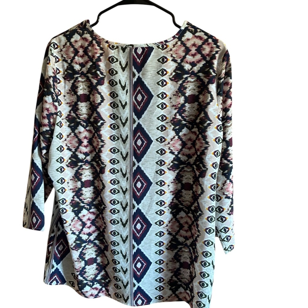 Patterned V-Neck Women's Geometric Top - Picture 2 of 3